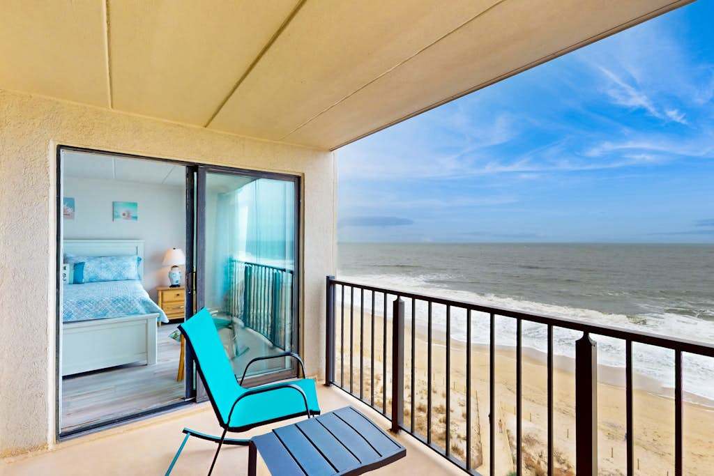 Breezy Beachfront Condo with Balcony, AC and Fast WiFi