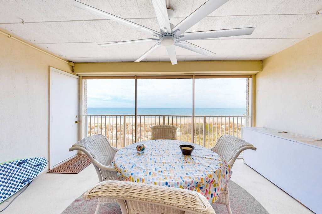 Top-floor, oceanfront condo with gorgeous view, balcony, beach access, & WiFi