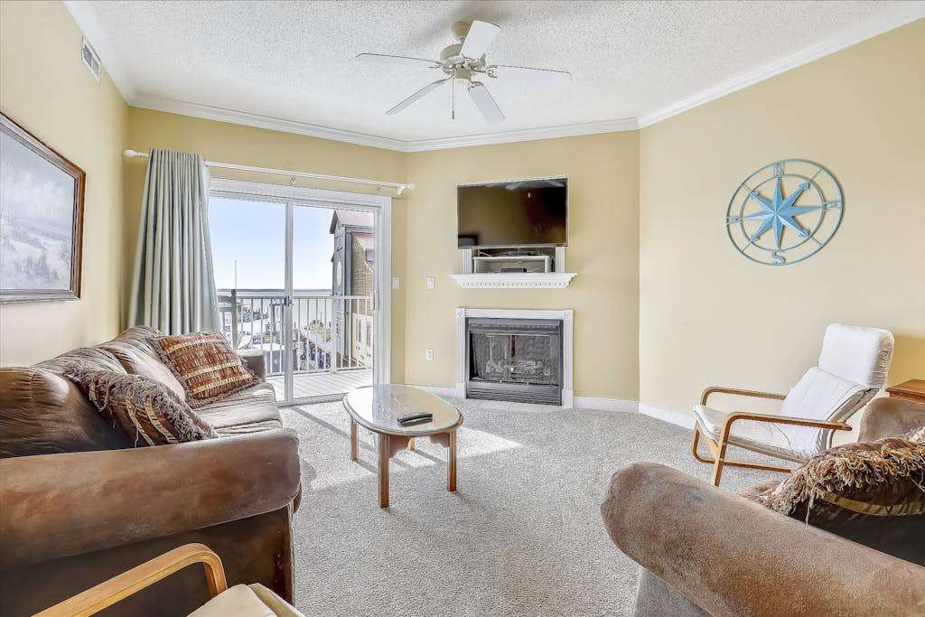 Gorgeous 2nd-Floor Bayside Condo with Private washer & dryer, Shared Pool, Central AC, WiFi