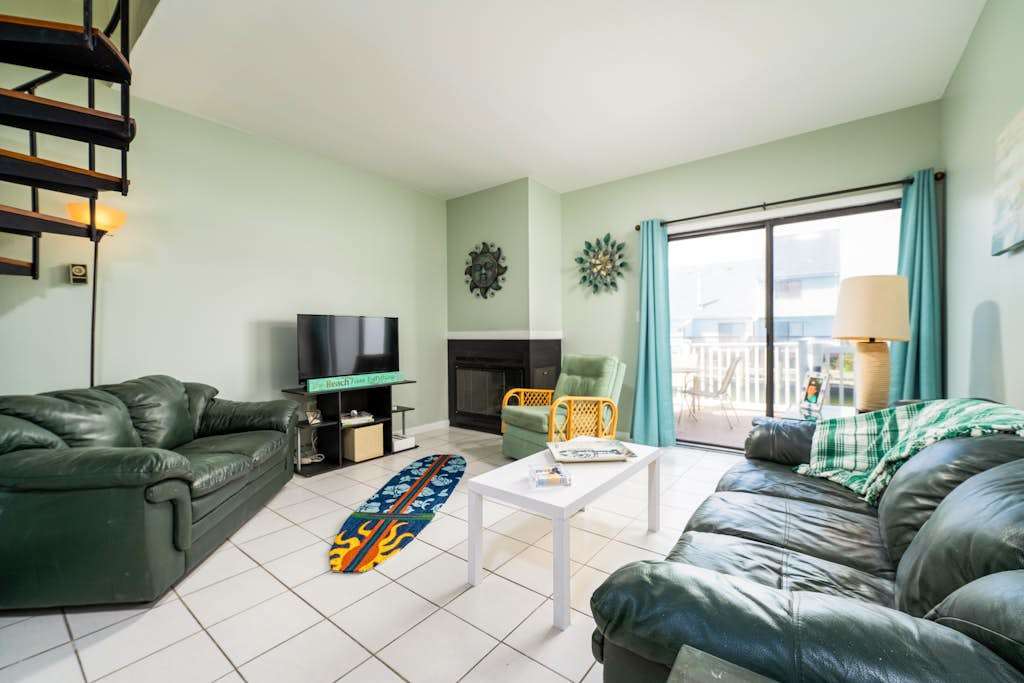 Canal View Townhouse with Private Deck, washer & dryer, & Private Balcony
