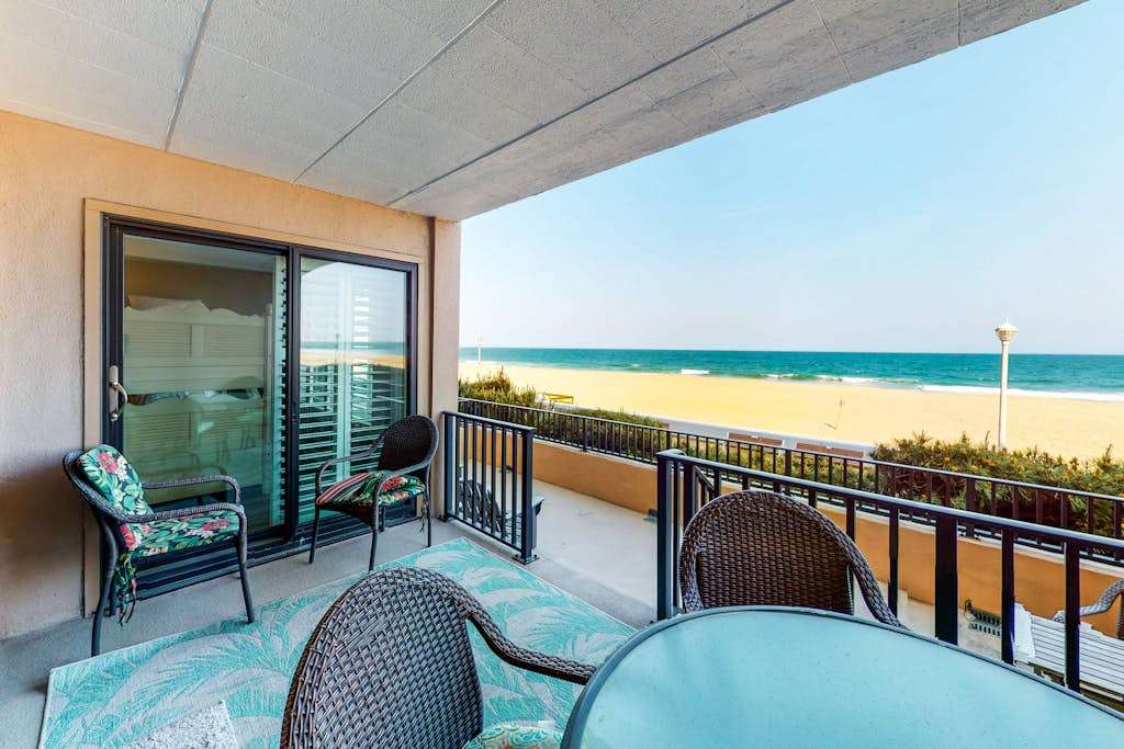 Beachfront Condo with Private Balcony, Beach Views, washer & dryer, Central AC