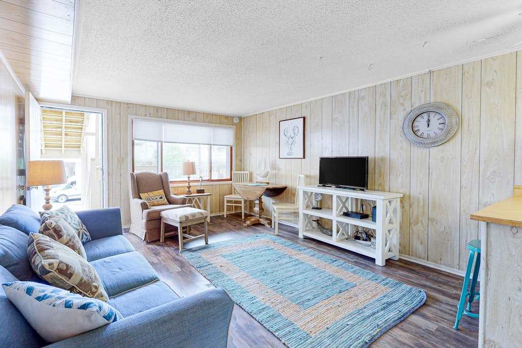 Great Beach Retreat with Private washer & dryer, Central AC, Full Kitchen, Free WiFi