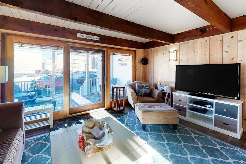 Attractive Townhouse With Wood Interior, Private washer & dryer, WiFi, Central AC