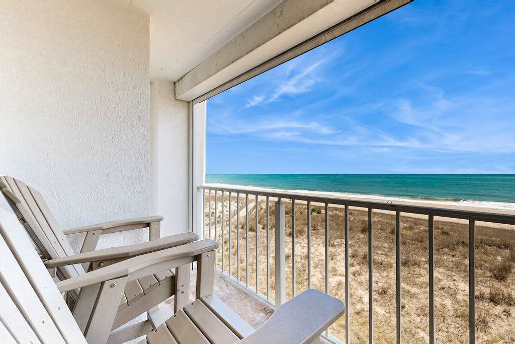 Airy Beachfront Condo with Great Views, Private Balcony, washer & dryer, Shared Outdoor Pool