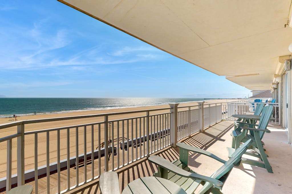 Beachfront Gem- Ocean-Facing Balcony, Rooftop Pool and free WIFI