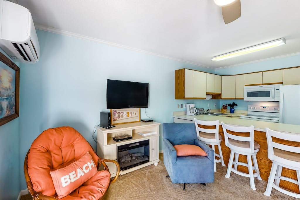 One Block to the Beach Perfectly Located Condo with AC, Balcony, Shared Pool