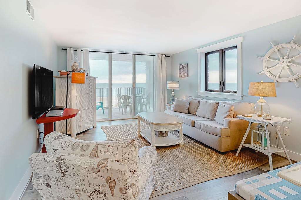 Ideal Beachfront Condo with Balcony, Views, washer & dryer, Free WiFi, Central AC