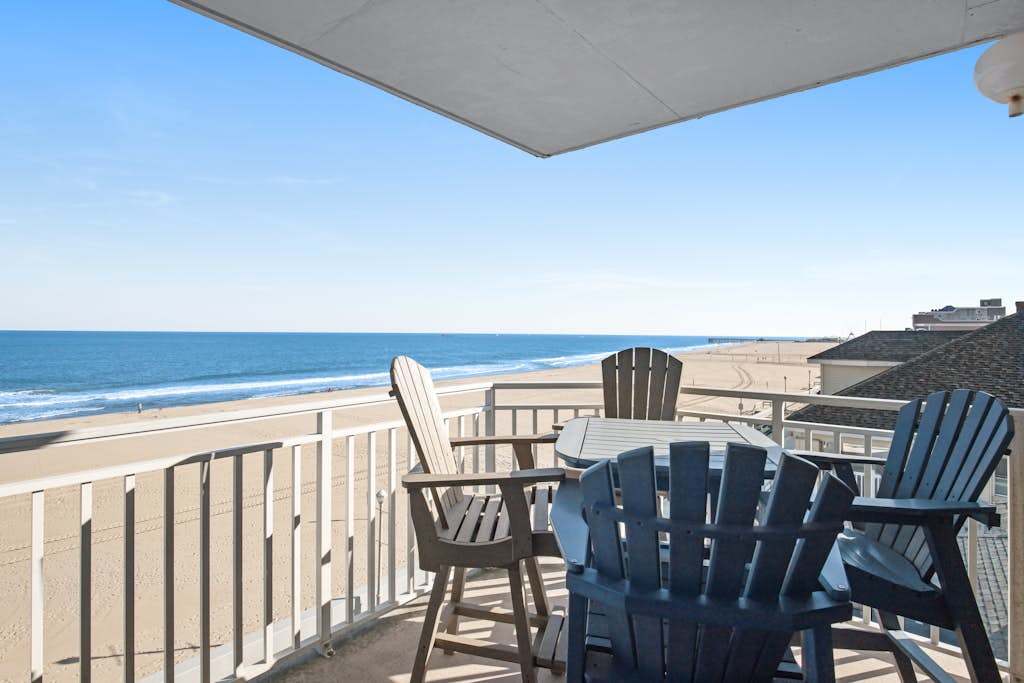 Sunny beachfront condo with pool access, large balcony & washer & dryer
