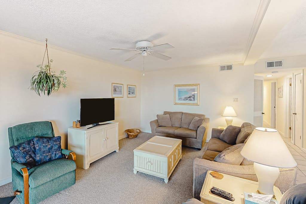 Convenient Coastal Condo with Shared Outdoor Pool, Private washer & dryer, Free WiFi