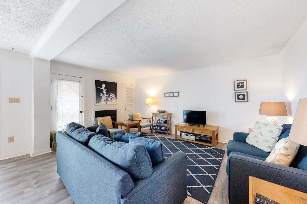 Well-Equipped Condo with Private Balcony, washer & dryer, Shared Outdoor Pool, WiFi