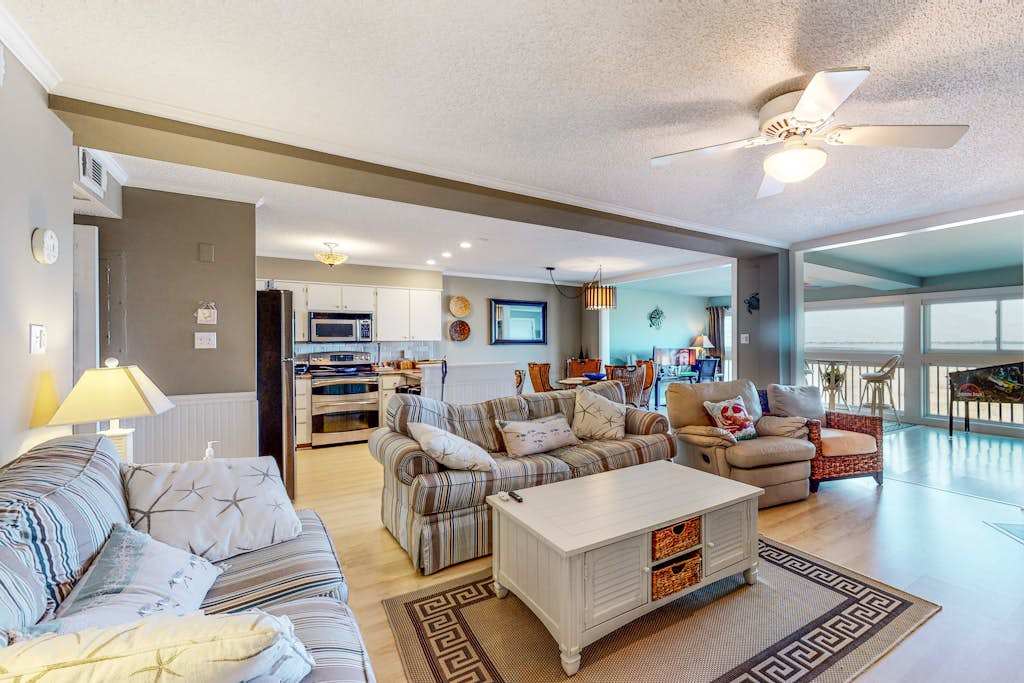 Bayfront Condo with Shared Outdoor Pool, Private washer & dryer, Sunroom, Free WiFi