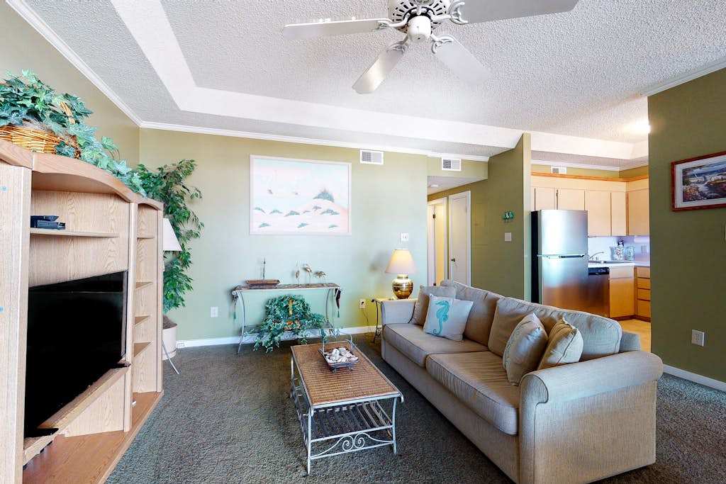 Elegant Sun-Filled Condo with Screened Balcony, Water Views, Shared Pool, Free WiFi