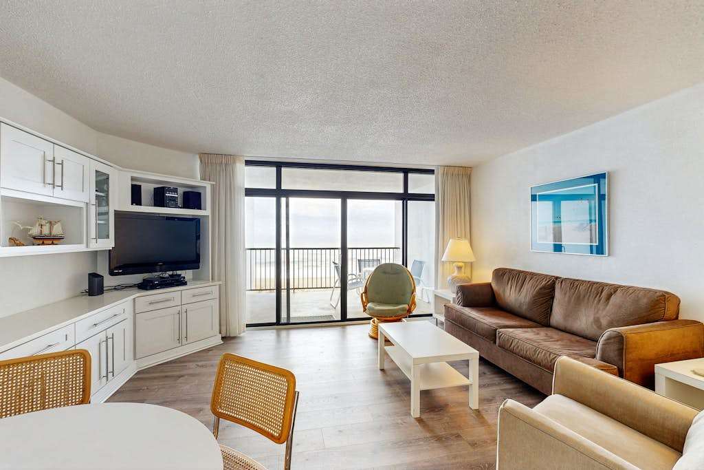 Oceanfront Condo with Balcony, Central AC, WiFi, washer & dryer, and Shared Pool