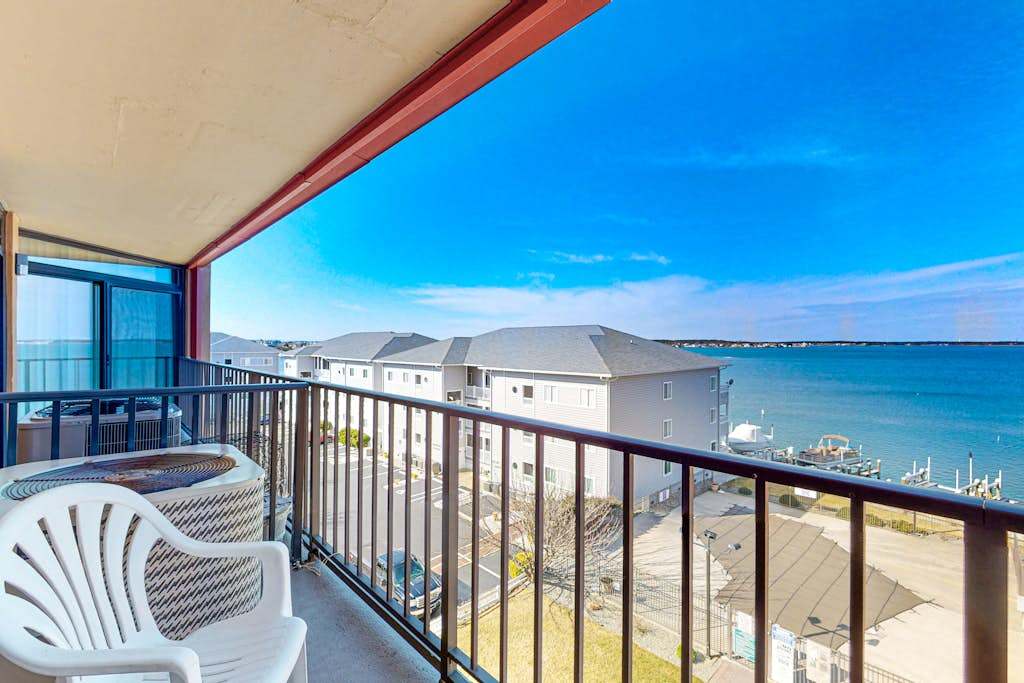 Bayfront Condo with Private Balcony, washer & dryer, Shared Outdoor Pool, Central AC