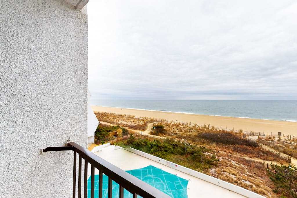 Oceanfront Condo with Balcony, WiFi, AC, Laundry, TVs & Shared Outdoor Pool