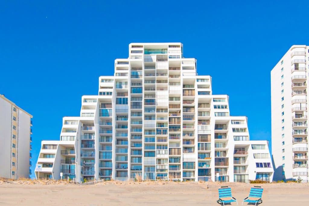 Oceanfront Condo with Covered Balcony, WiFi, AC, washer & dryer & Shared Pool
