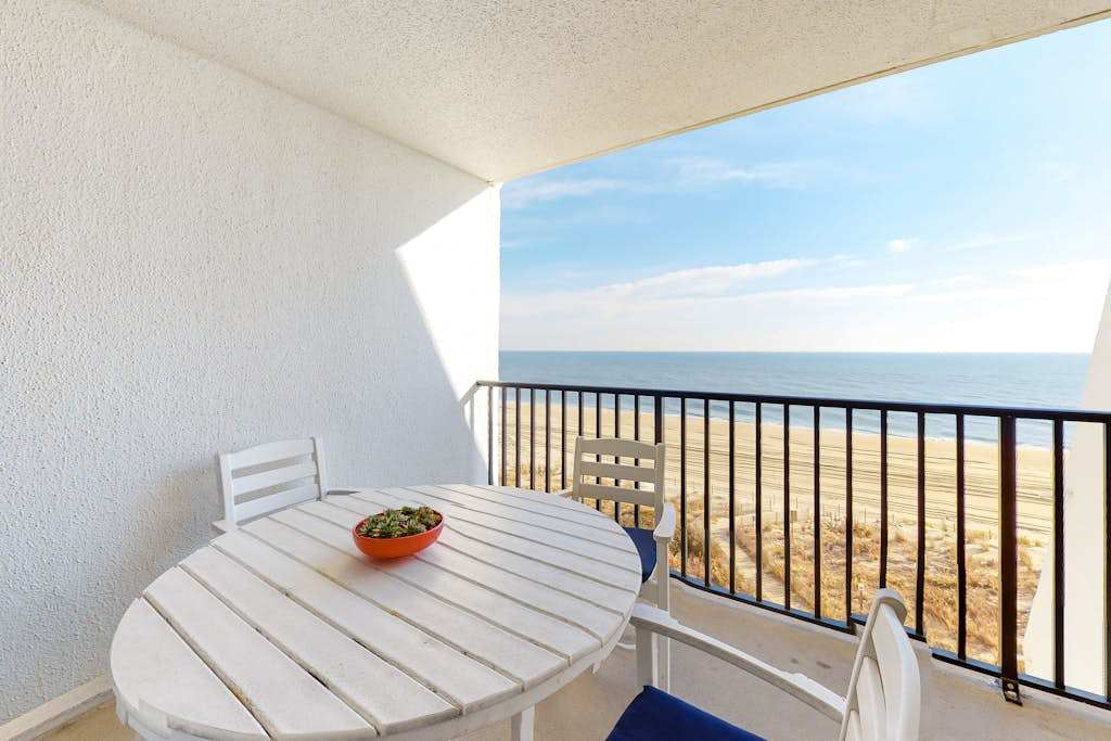 Oceanfront Apartment with a Balcony, Great View, AC, WiFi & Shared Outdoor Pool