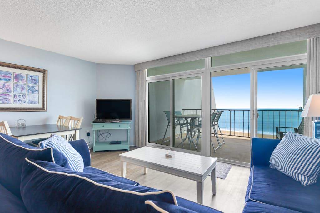 Oceanfront Condo with a Balcony, AC, WiFi, Ocean View & Shared Outdoor Pool