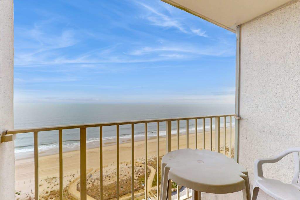 Ideal waterfront condo with pools, private balcony & washer & dryer