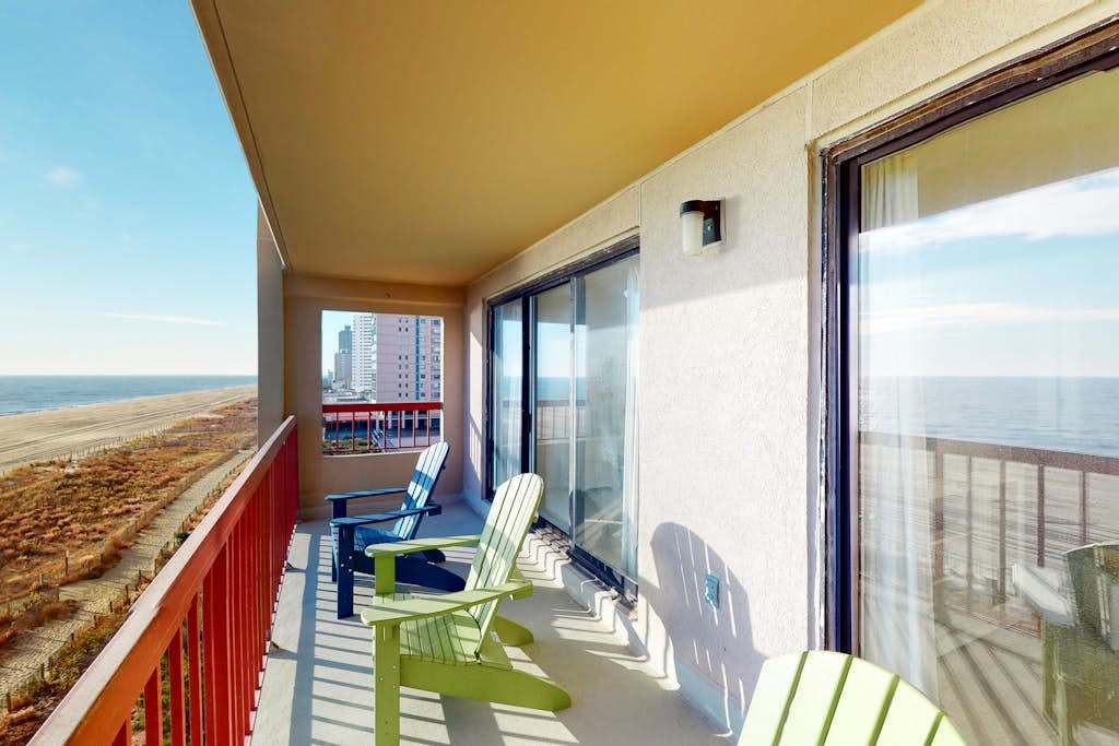 Waterfront Condo with Private Balcony, washer & dryer, Shared Outdoor Pool & Kiddie Pool, AC