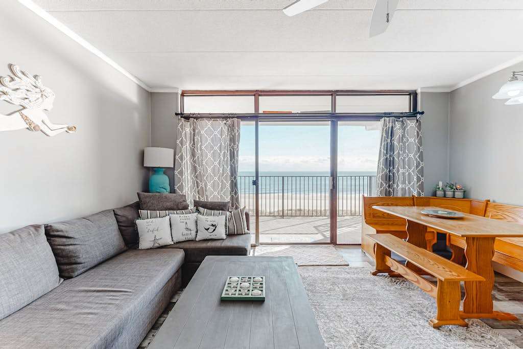 Oceanfront Condo with Great Beach View, Balcony, AC, washer & dryer & Shared Pool & Tennis