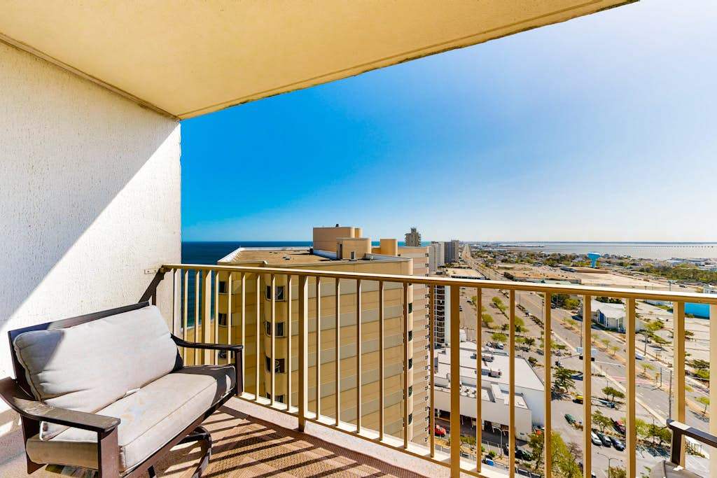 Well-equipped condo with balcony, washer & dryer, pools, & tennis