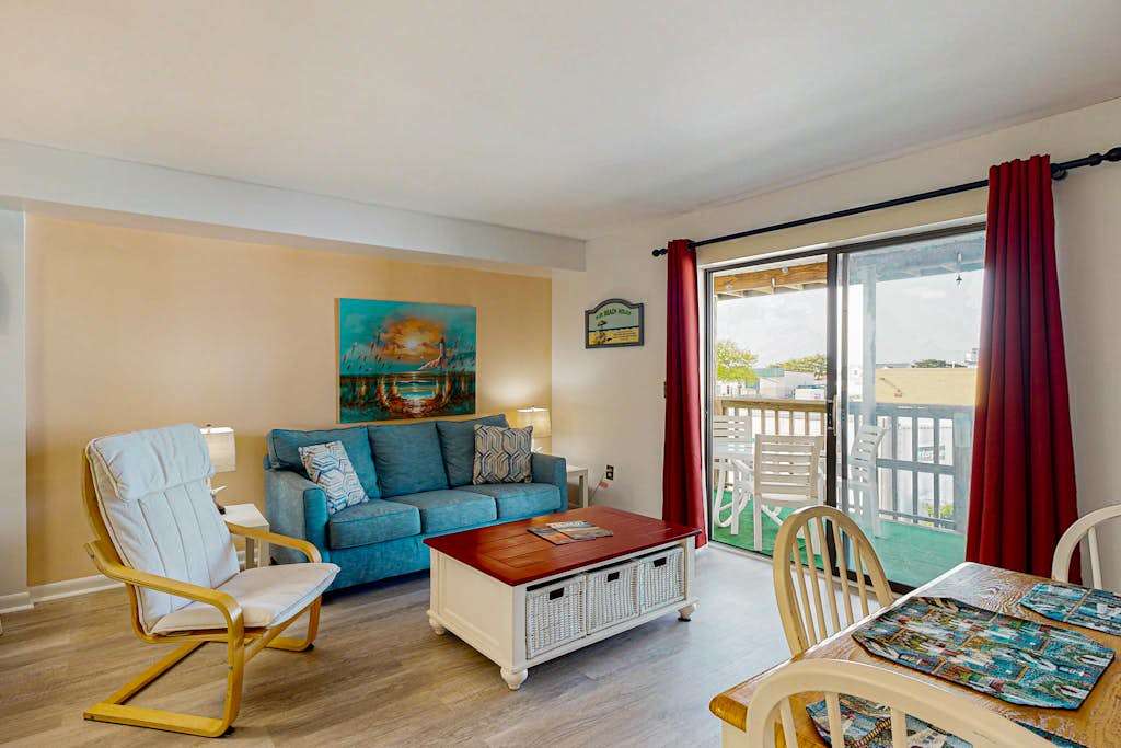 Condo Next to Northside Park with AC, washer & dryer, Balcony & Shared Pool