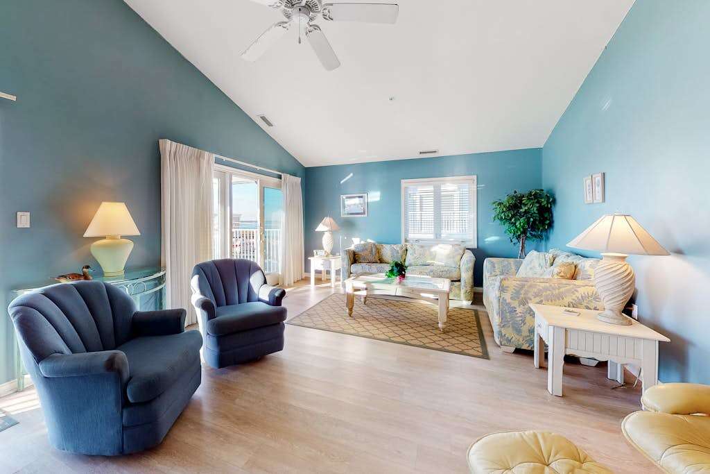 Well-Located Condo with Partial Ocean Views, Private Balcony, washer & dryer, AC