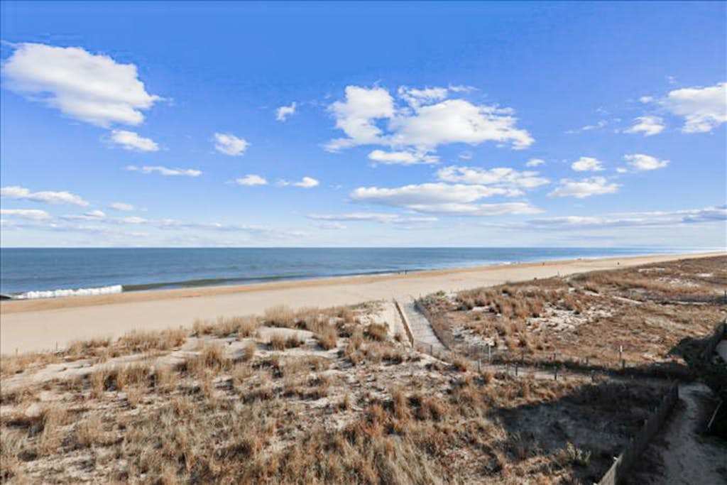 Oceanfront, Low-Rise Condo with Balcony, Beach Views & AC - Walk Everywhere