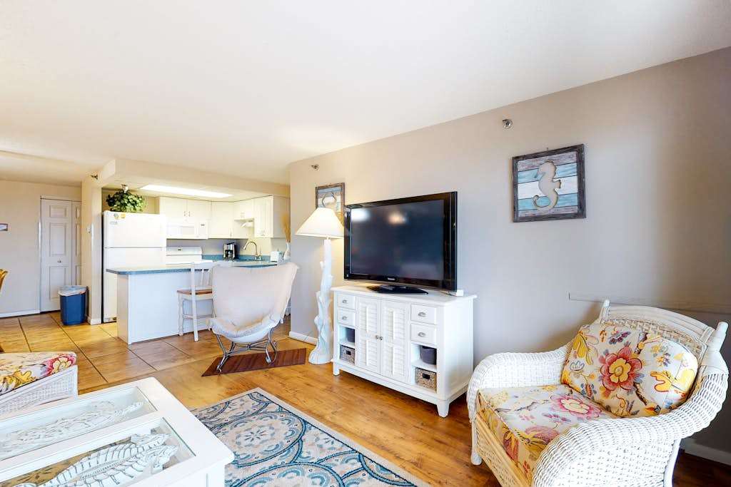 Oceanfront, Ground-Floor Condo with Patio, Fast WiFi, Central AC & washer & dryer