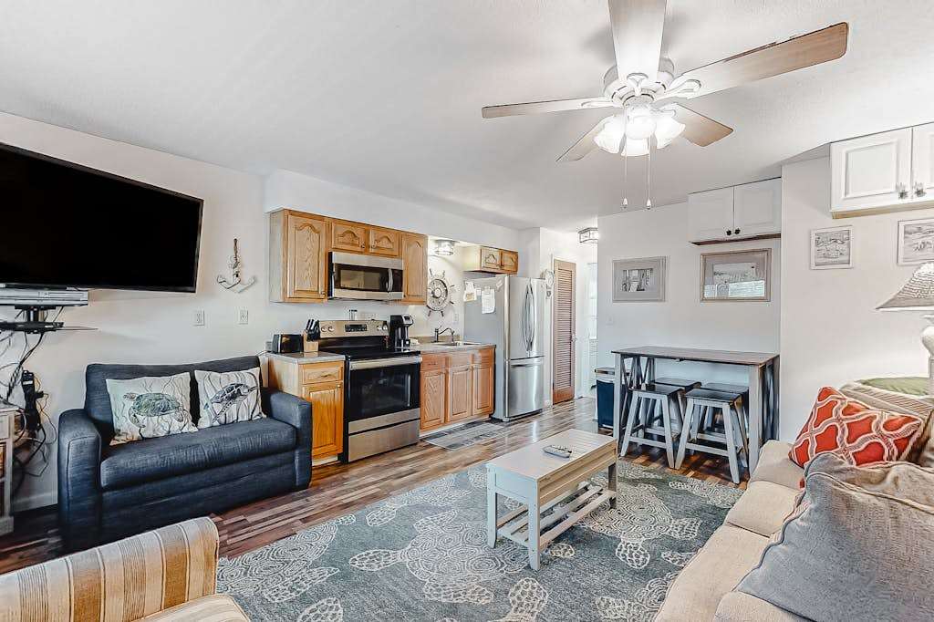 Family-Friendly Condo Close to the Boardwalk with Shared Outdoor Pool & washer & dryer