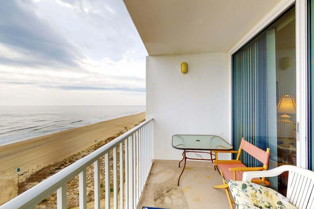 Incredible & Well-Located Oceanfront Condo with Private Balcony & Shared Pool