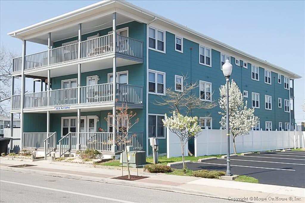 Budget & Family-Friendly Condo near the Ocean with AC, Shared Pool & washer & dryer