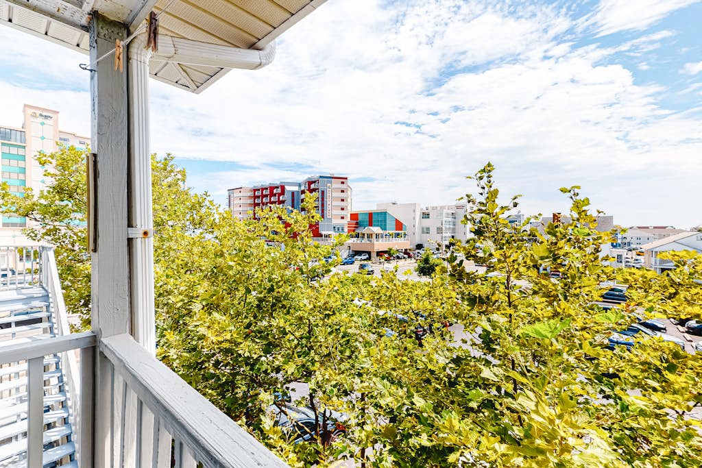 Ocean View Condo with Private Balcony, Shared Outdoor Pool, washer & dryer, AC