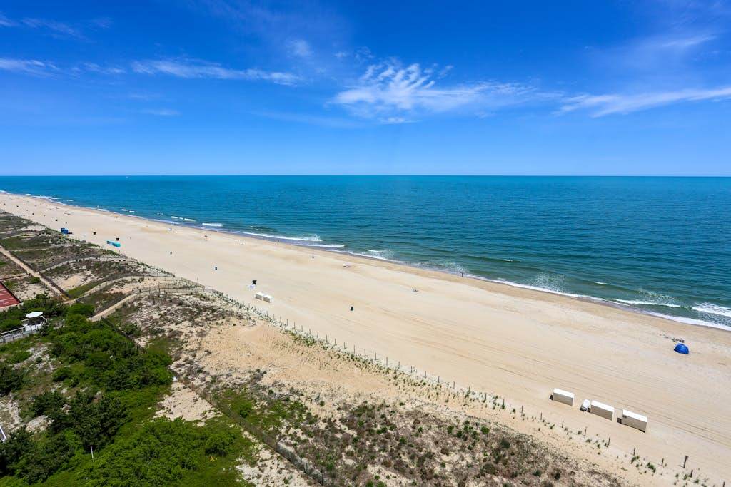 Oceanfront condo with balcony, free WiFi, central AC & shared heated pool