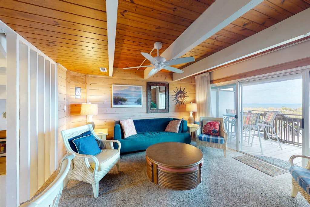 Private Oceanfront Townhouse with Balcony, Great Views, washer & dryer, Central AC