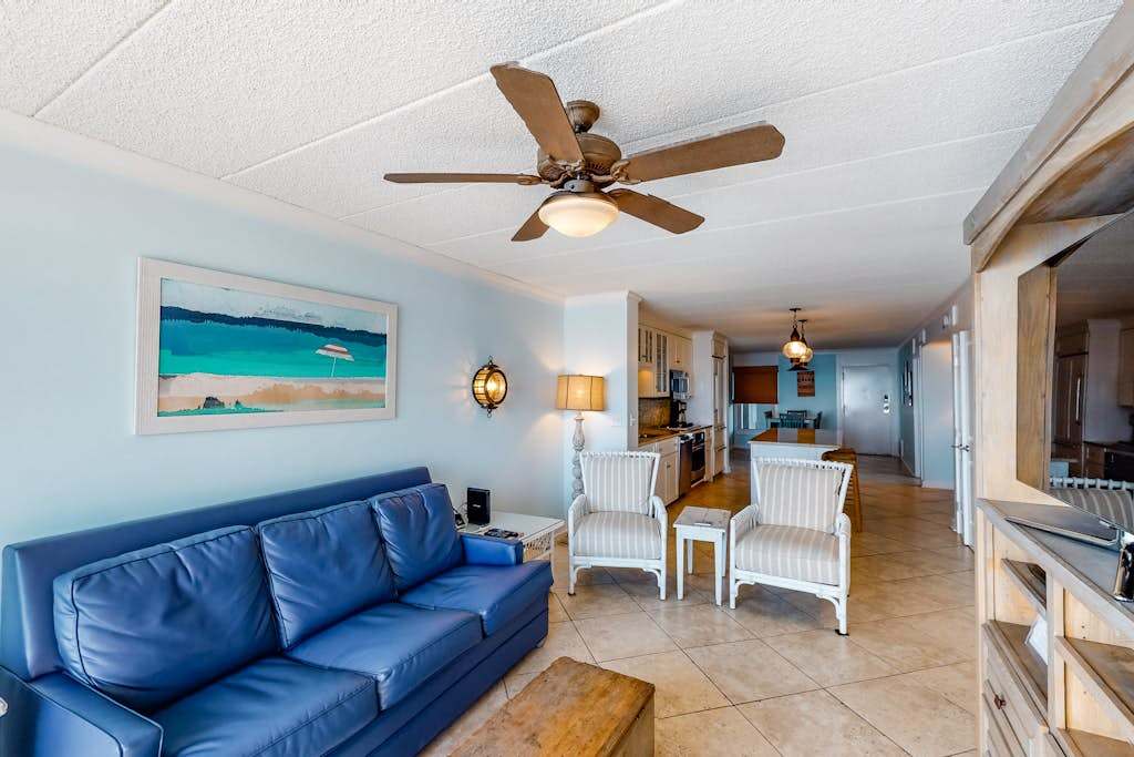 Oceanfront condo with stunning view, large balcony, AC, WiFi & shared pool