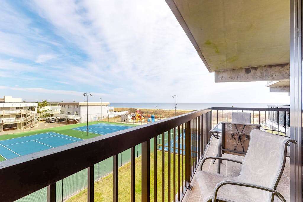 Convenient & breezy condo with balcony, pools, tennis, sauna & gym