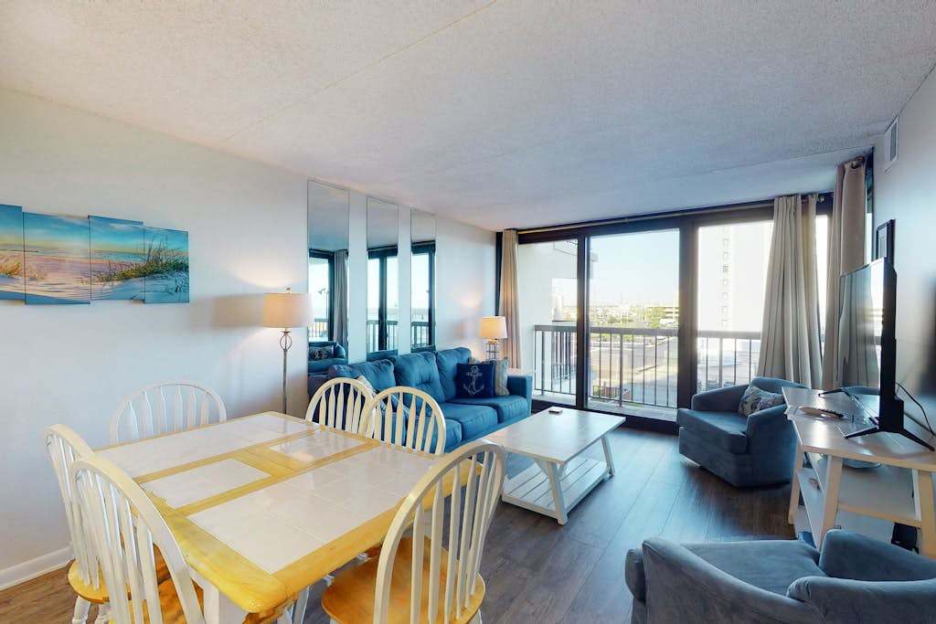 Convenient condo near the beach with balcony, pools, gym & sauna