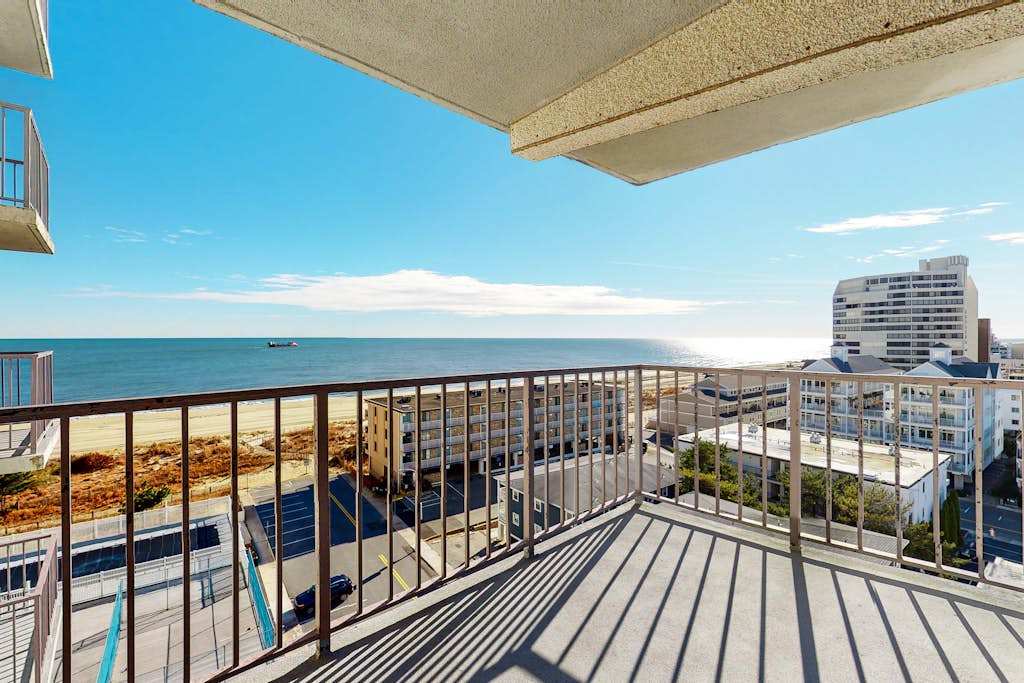 Oceanfront condo with two balconies, bay & ocean views, AC, WiFi, shared pool