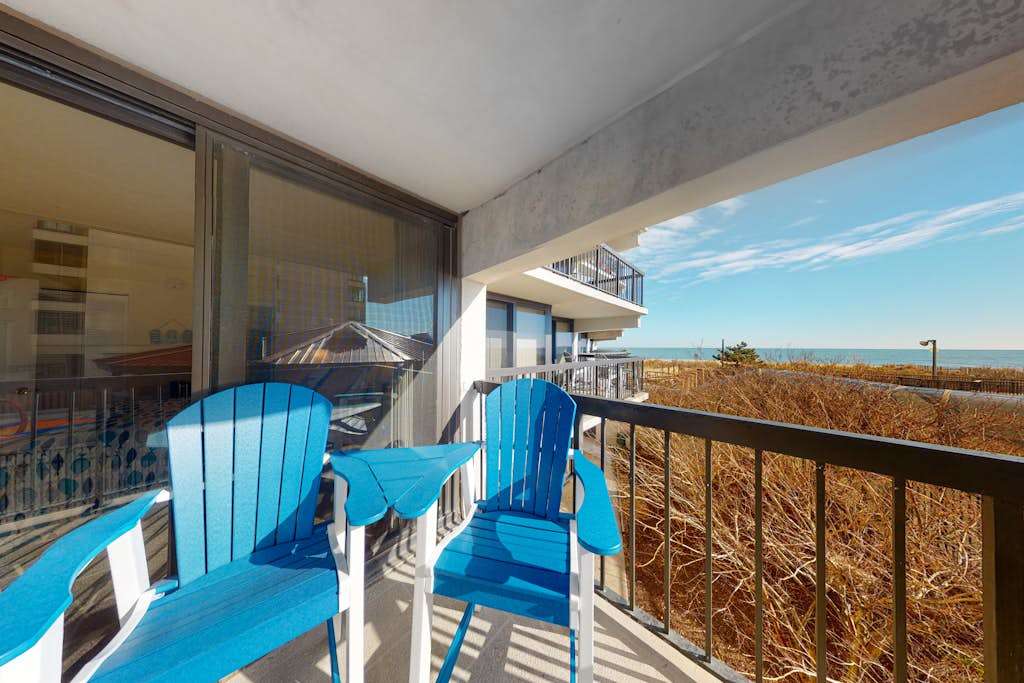 Fabulous beach condo with AC, pools, sauna, gym, game room & tennis