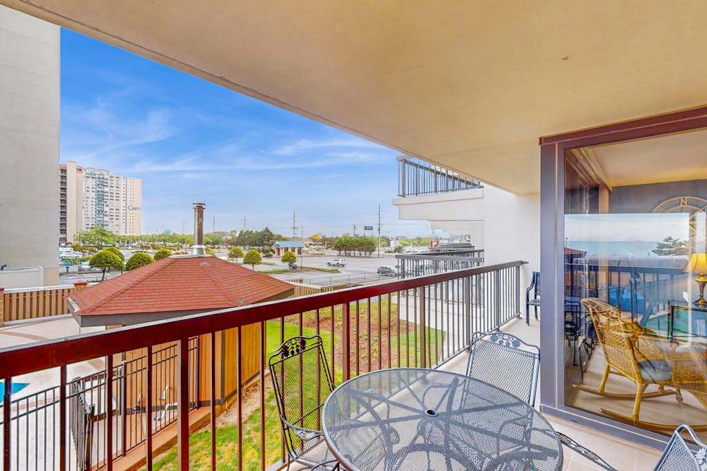 Fabulous condo with balcony, pools, gym, game room, tennis & central AC