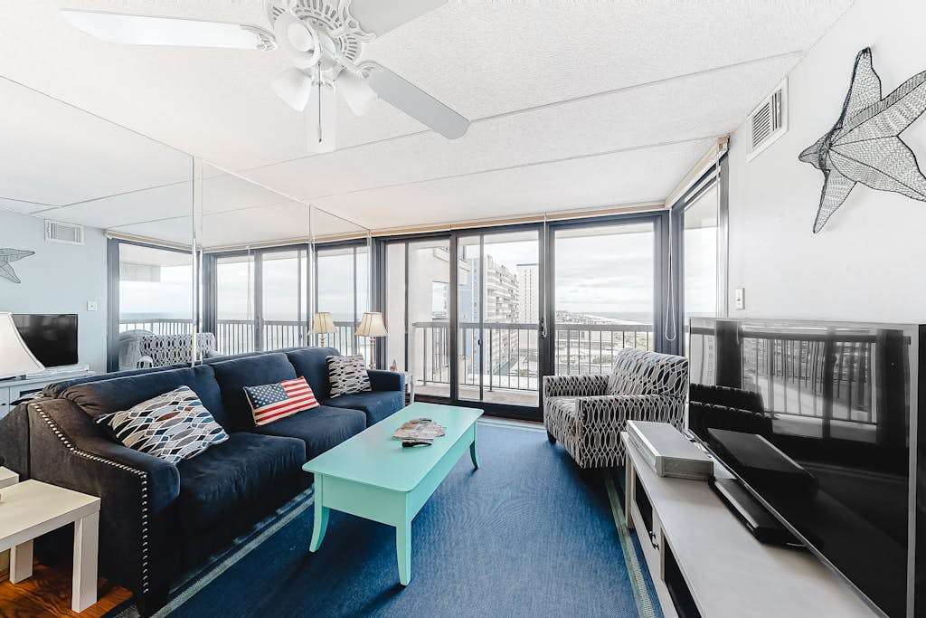 Ocean-view getaway with balcony, AC, pools, saunas, tennis & gym