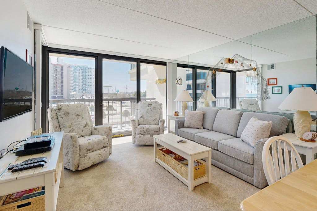 Well-located & equipped beach condo with pools, gym, sauna & central AC