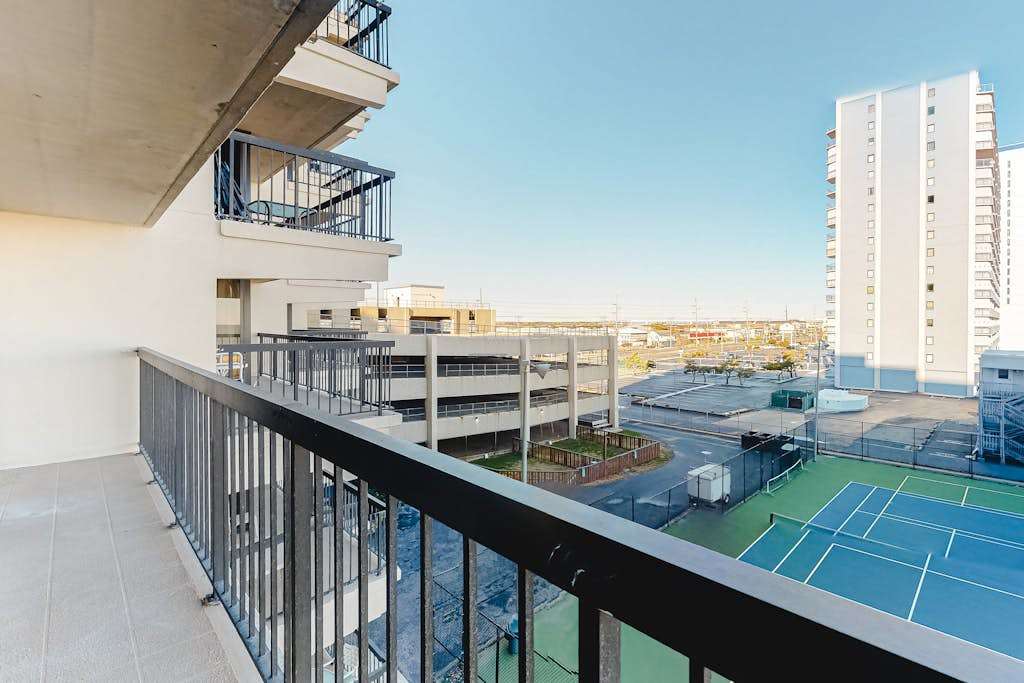 Sunny & modern condo near the beach with balcony, pools & gym