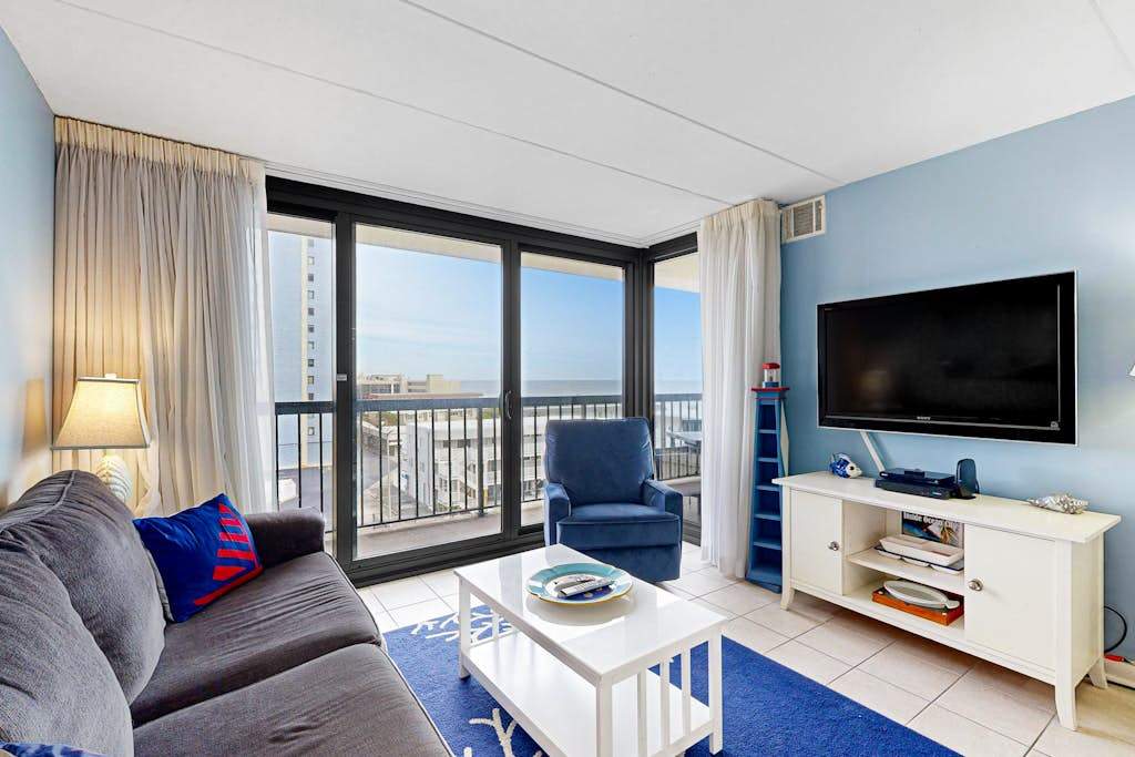 Great beach condo in Prime Location with balcony, washer & dryer, pools & Gym