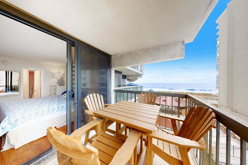 Ocean-view condo with balcony, AC, pools, saunas, tennis & gym
