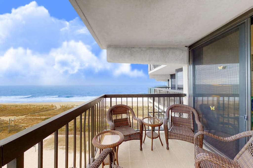 Ocean-view condo with balcony, washer & dryer, pools, saunas, gym & tennis