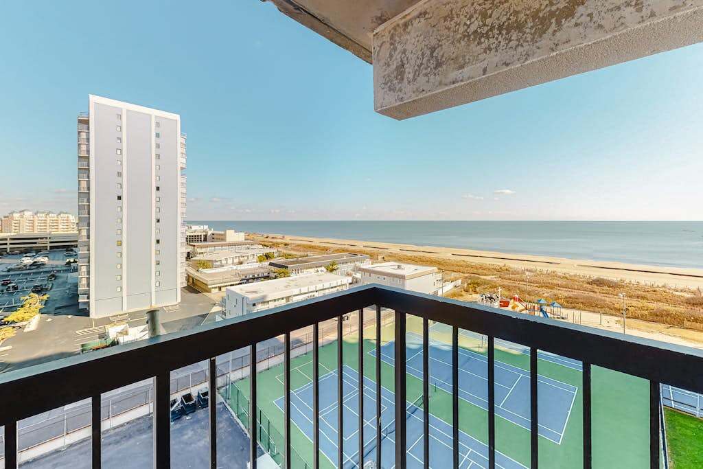 Remodeled, ocean-view condo with pools, saunas & gym