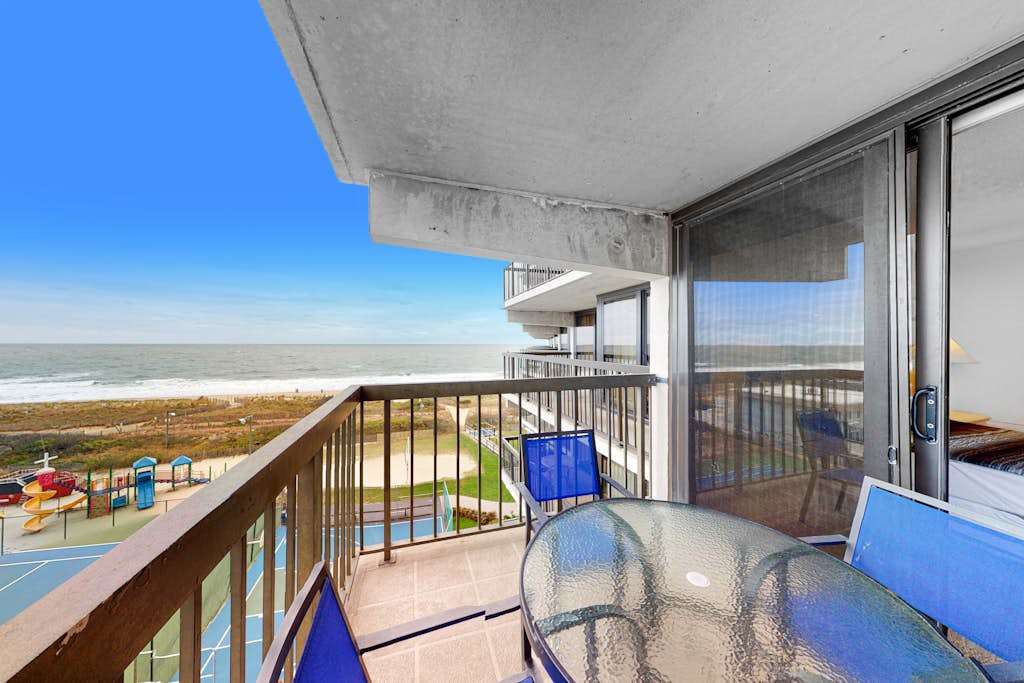 Ocean-view condo with balcony, AC, pools, tennis, saunas & gym